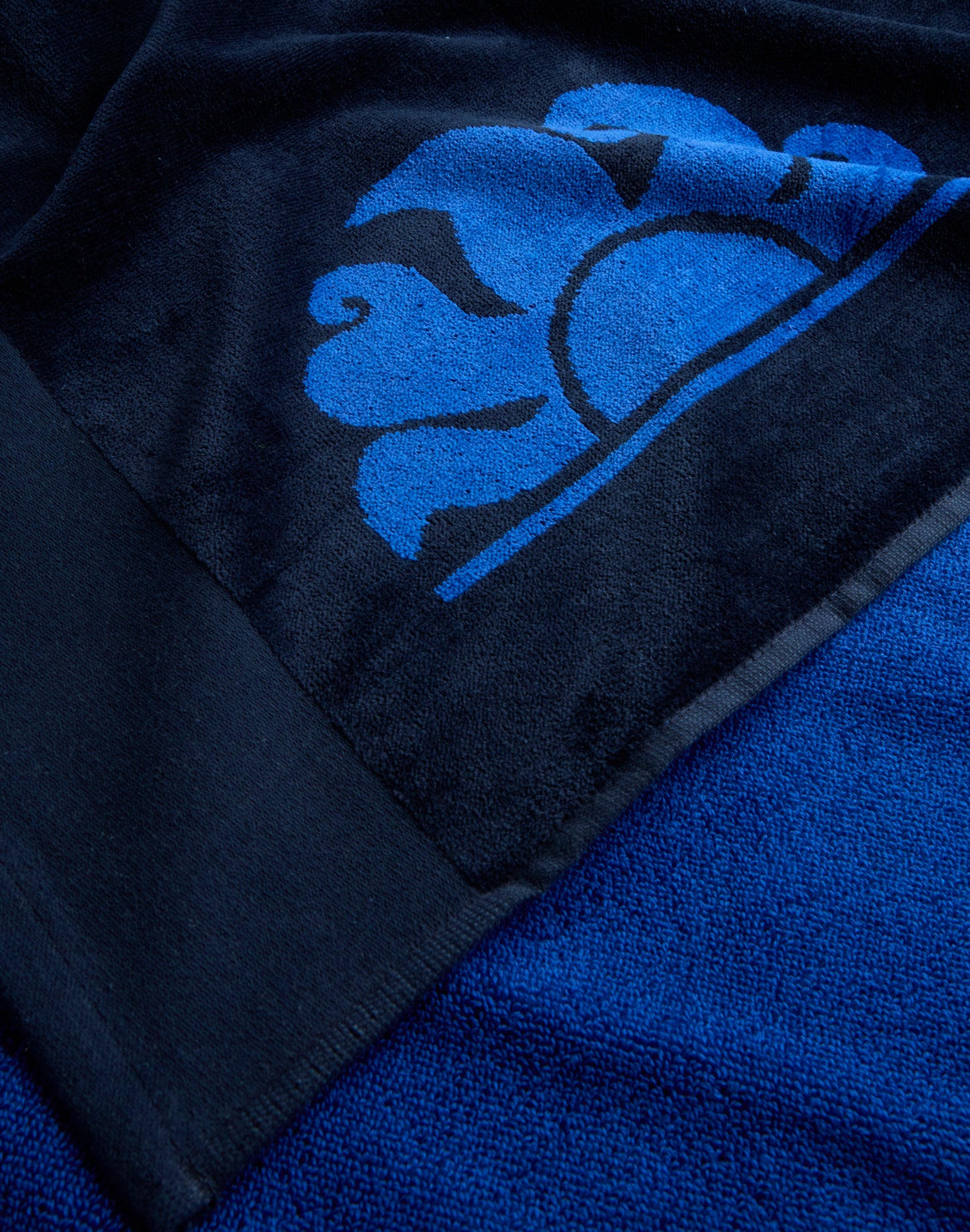 ICON - JACQUARD BEACH TOWEL WITH ICONIC LOGO