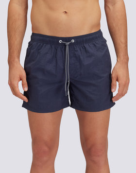 SHORT CRINKLED SWIM SHORTS WITH AN ELASTICATED WAISTBAND