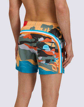 COSTUME DA BAGNO UOMO CORTO VITA ELASTICATA POLIESTERE RICICLATO REPREVE® CON STAMPA SURFER GIRL