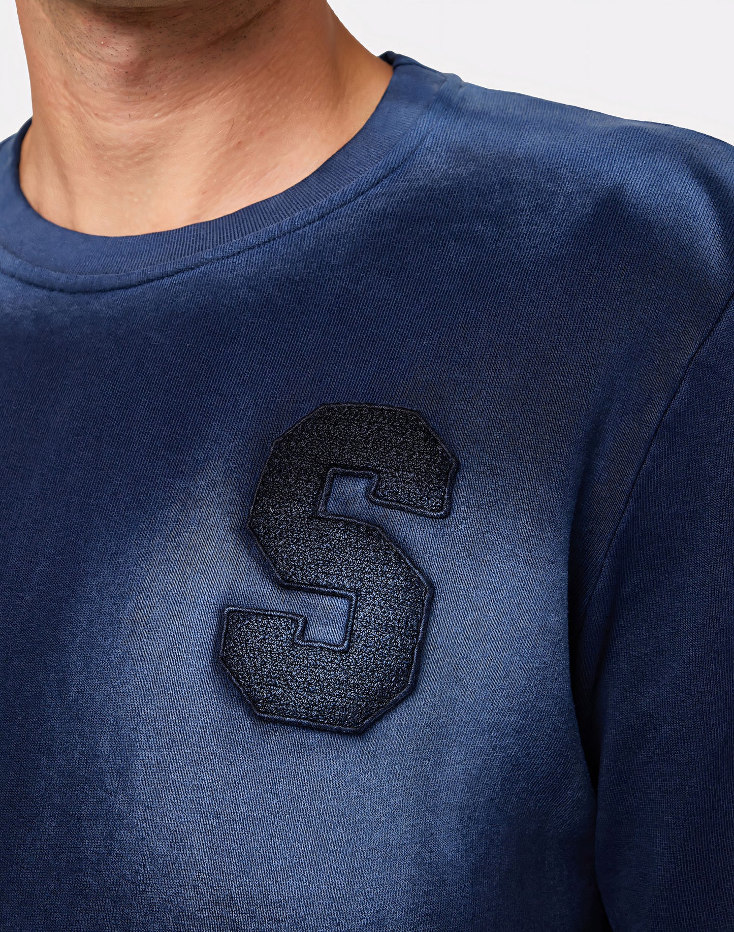 CREW NECK SWEATSHIRT WITH PATCH