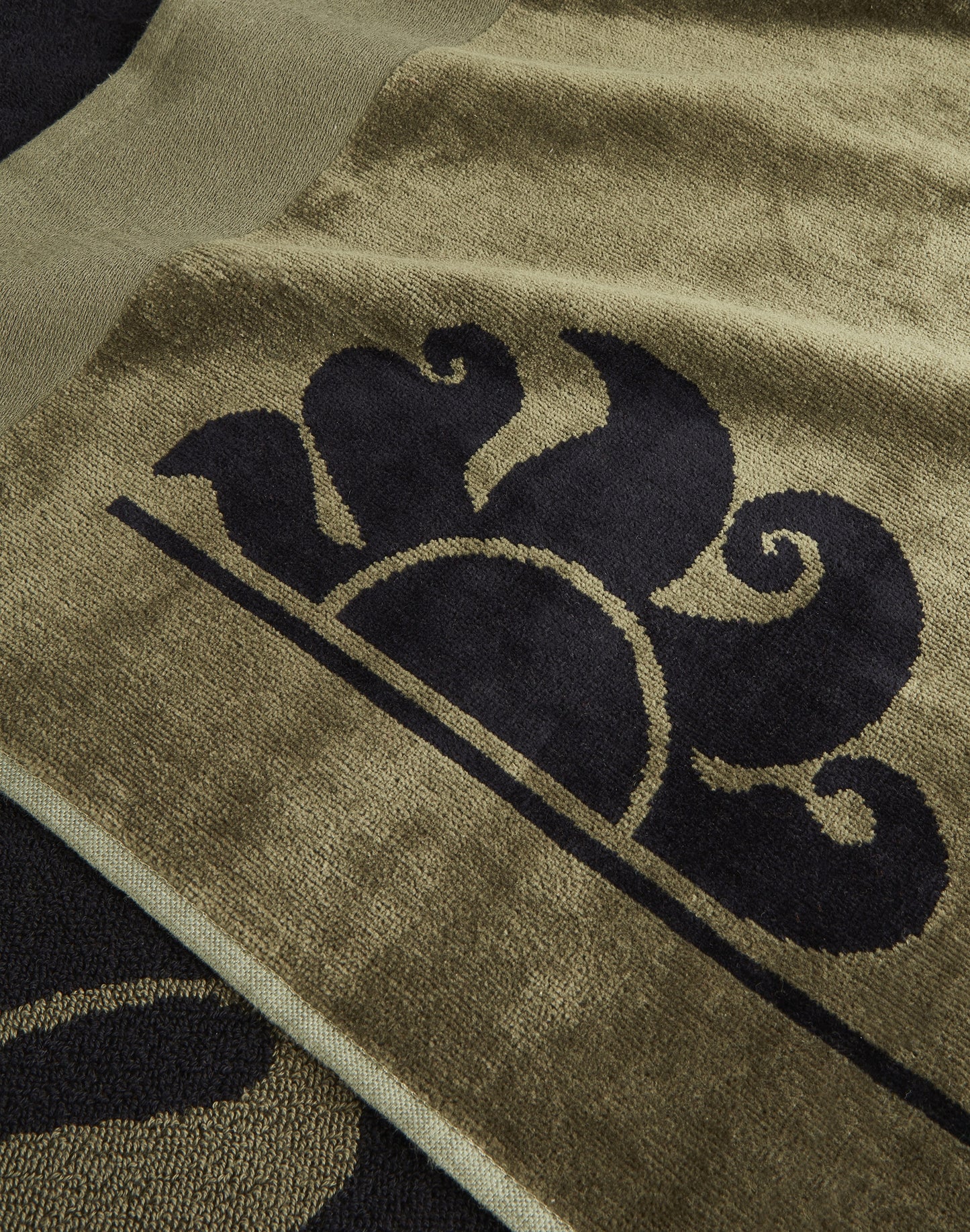 ICON - JACQUARD BEACH TOWEL WITH ICONIC LOGO