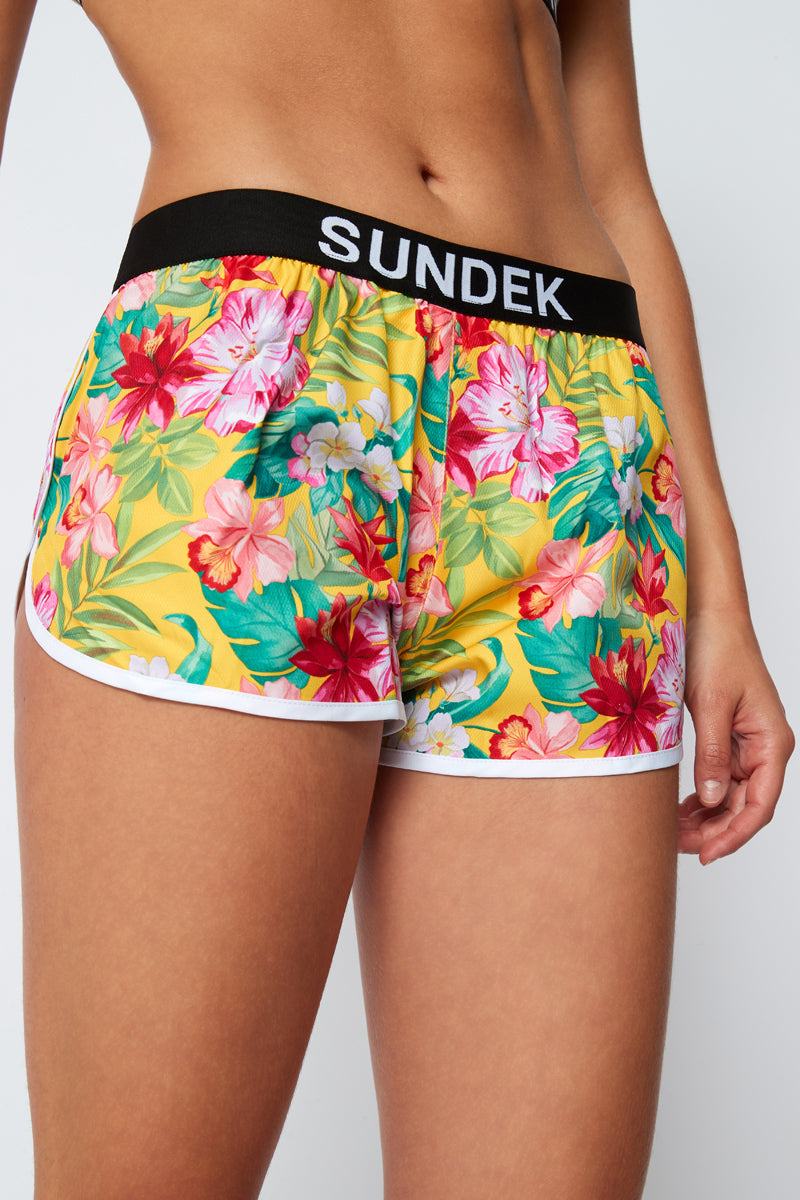 SHORT SWIM SHORTS WITH AN ELASTICATED WAISTBAND