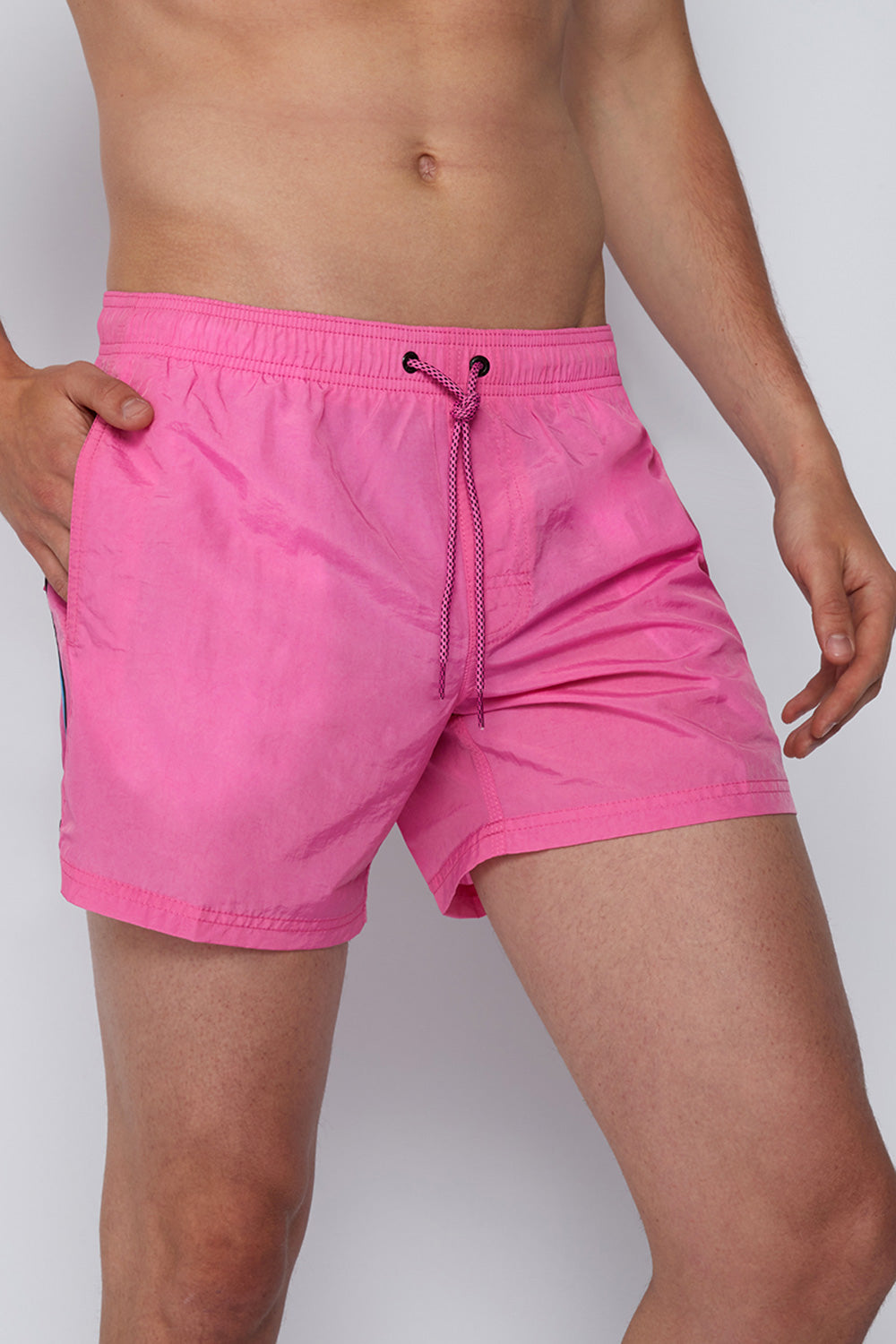 SHORT SWIM SHORTS WITH AN ELASTICATED WAISTBAND