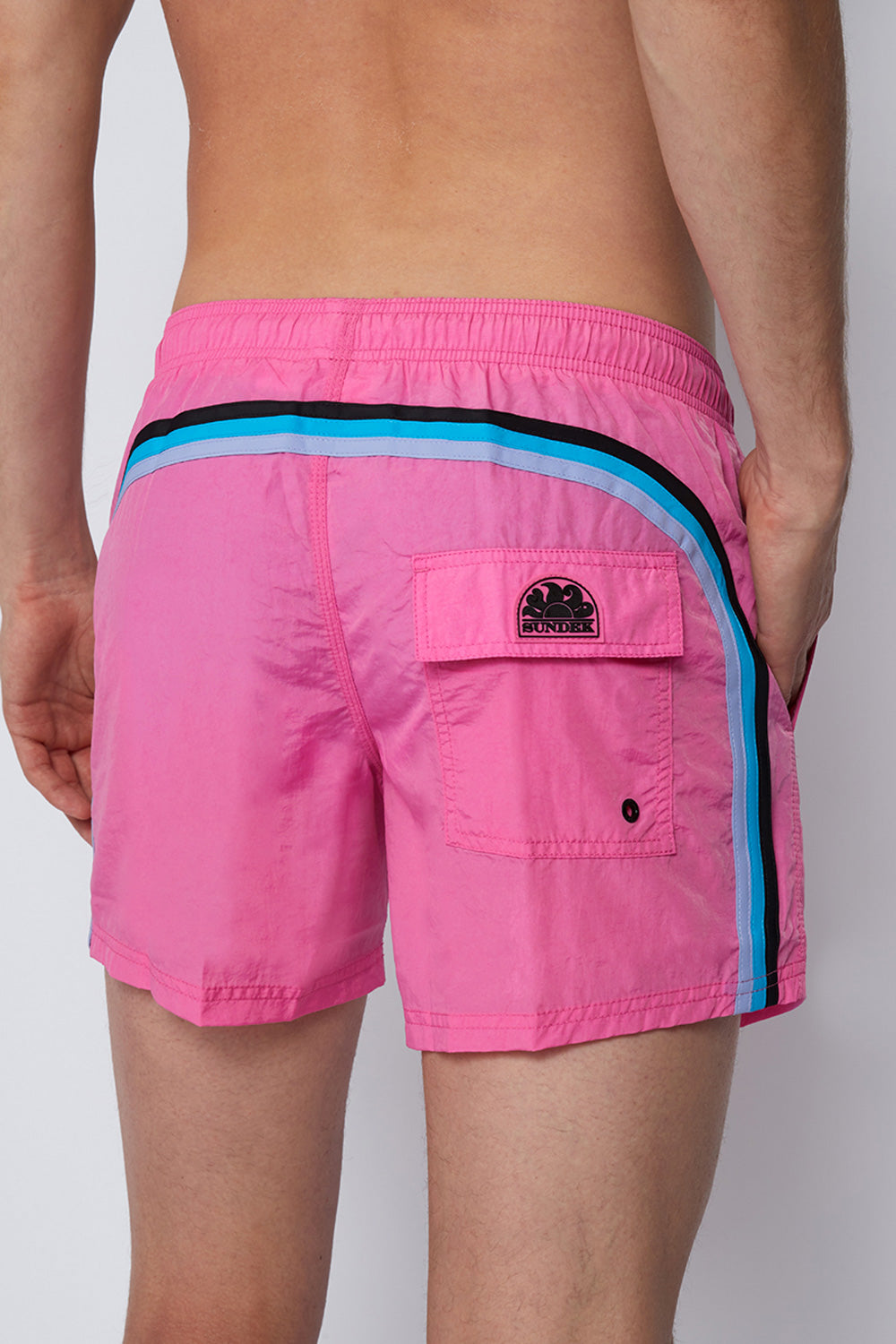 SHORT SWIM SHORTS WITH AN ELASTICATED WAISTBAND