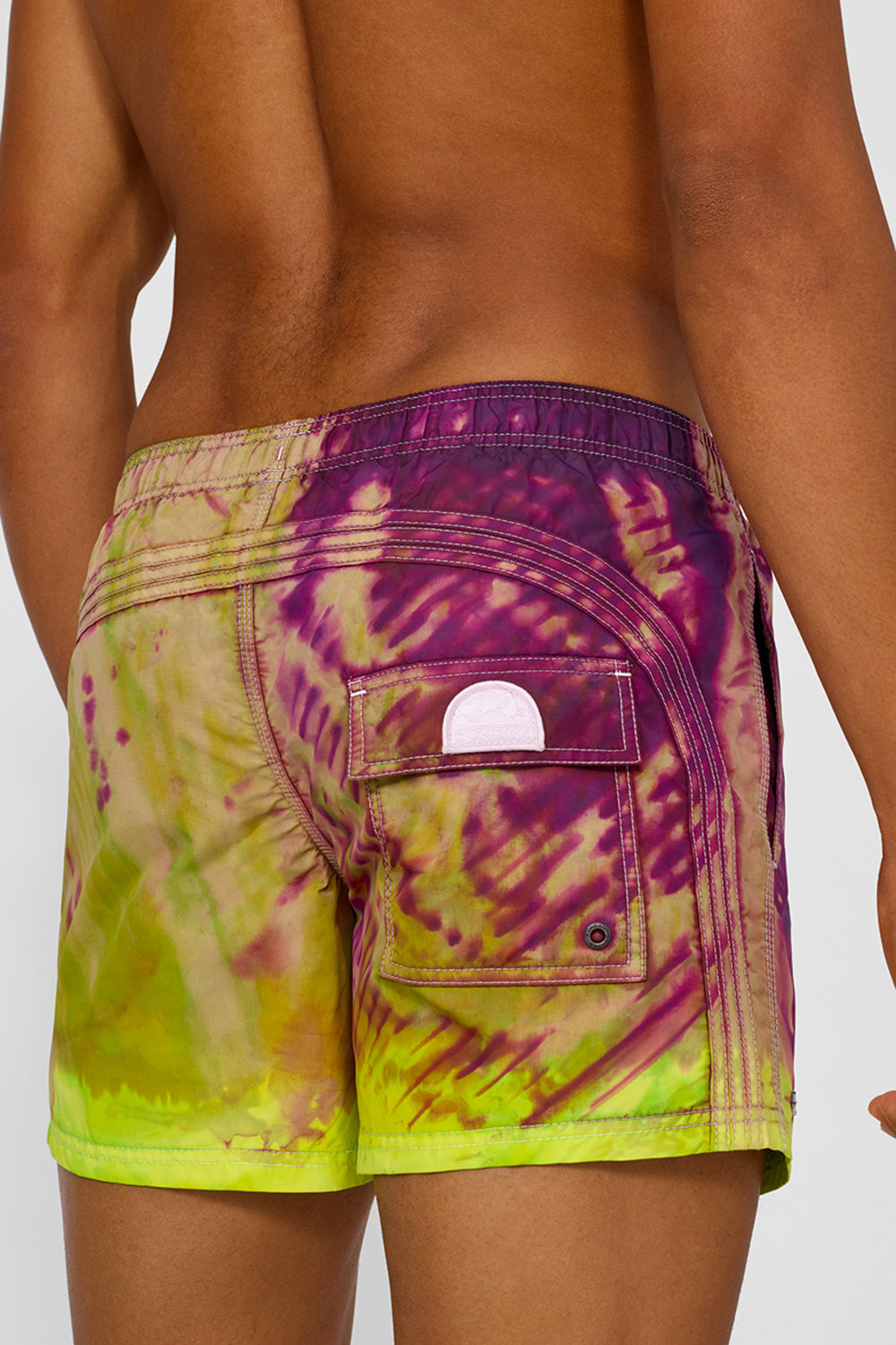 SHORT SWIM SHORTS WITH AN ELASTICATED WAISTBAND