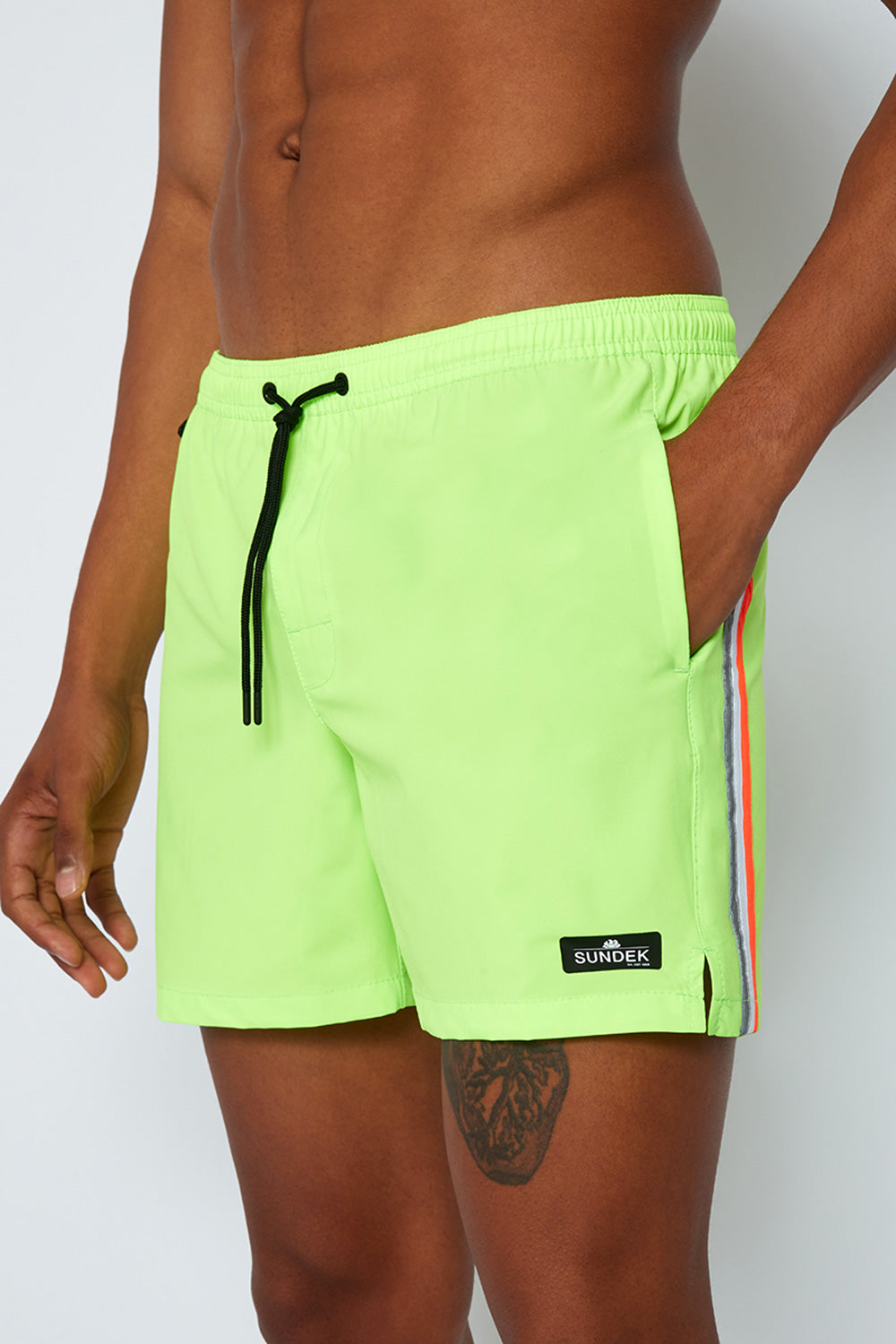 SHORT SWIM SHORTS WITH AN ELASTICATED WAISTBAND