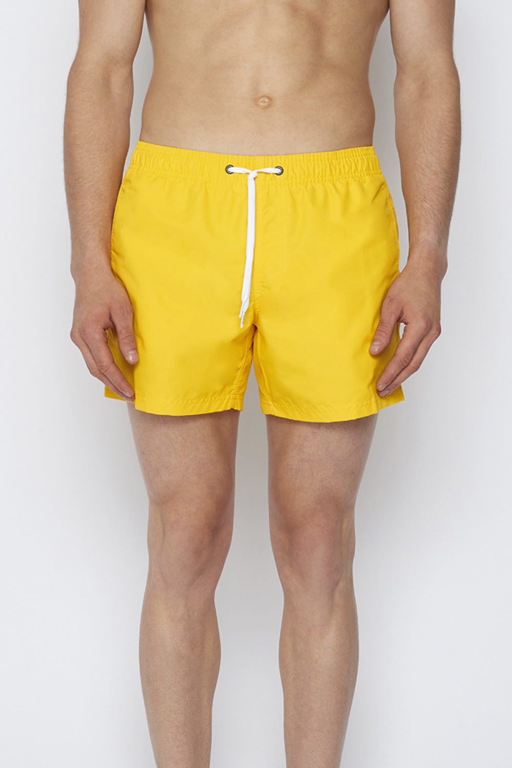 SHORT SWIM SHORTS WITH AN ELASTICATED WAISTBAND