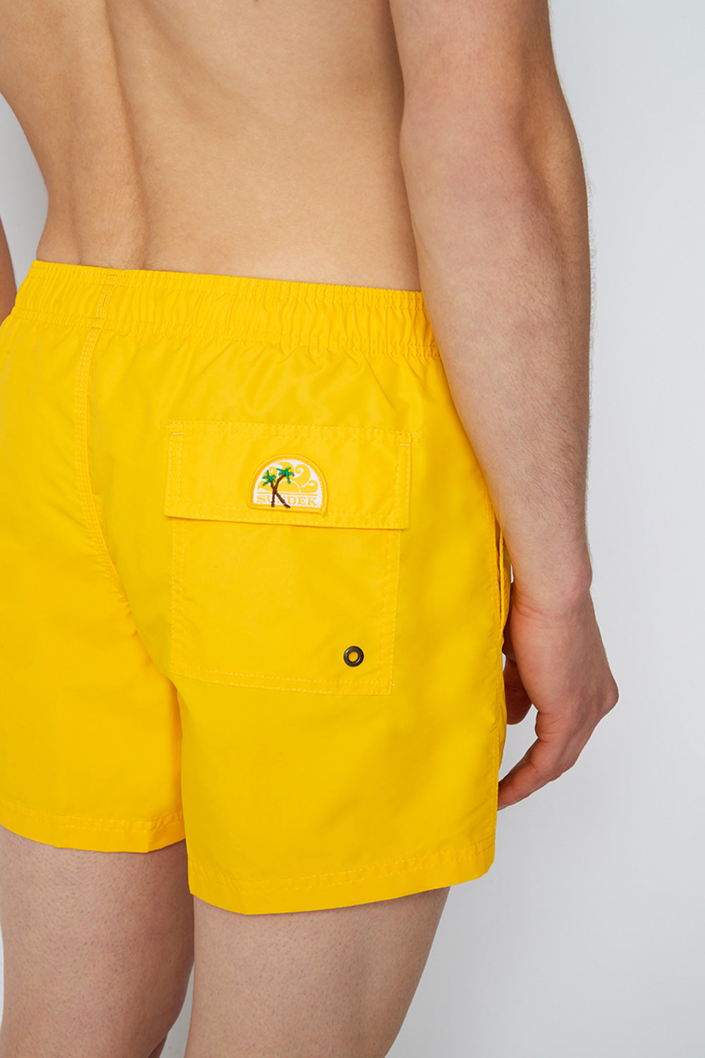 SHORT SWIM SHORTS WITH AN ELASTICATED WAISTBAND