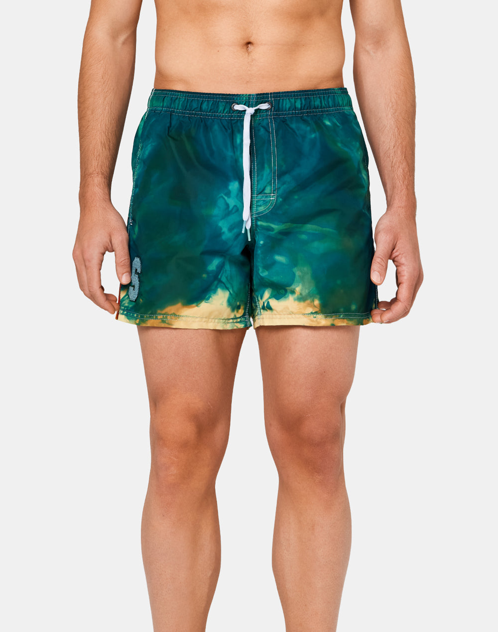 SHORT SWIM SHORTS WITH AN ELASTICATED WAISTBAND AND PATCH